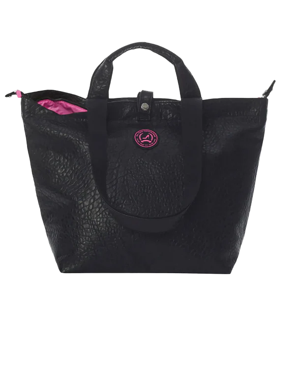 Kleine Tragetasche mit schwarzem Krokodil-Print, kurzen Henkeln, rosa Logo-Aufnäher und rosa Futter.