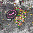 Zoom-in van grijze shopper met regenboog pailletten en logo van All-time Favourites