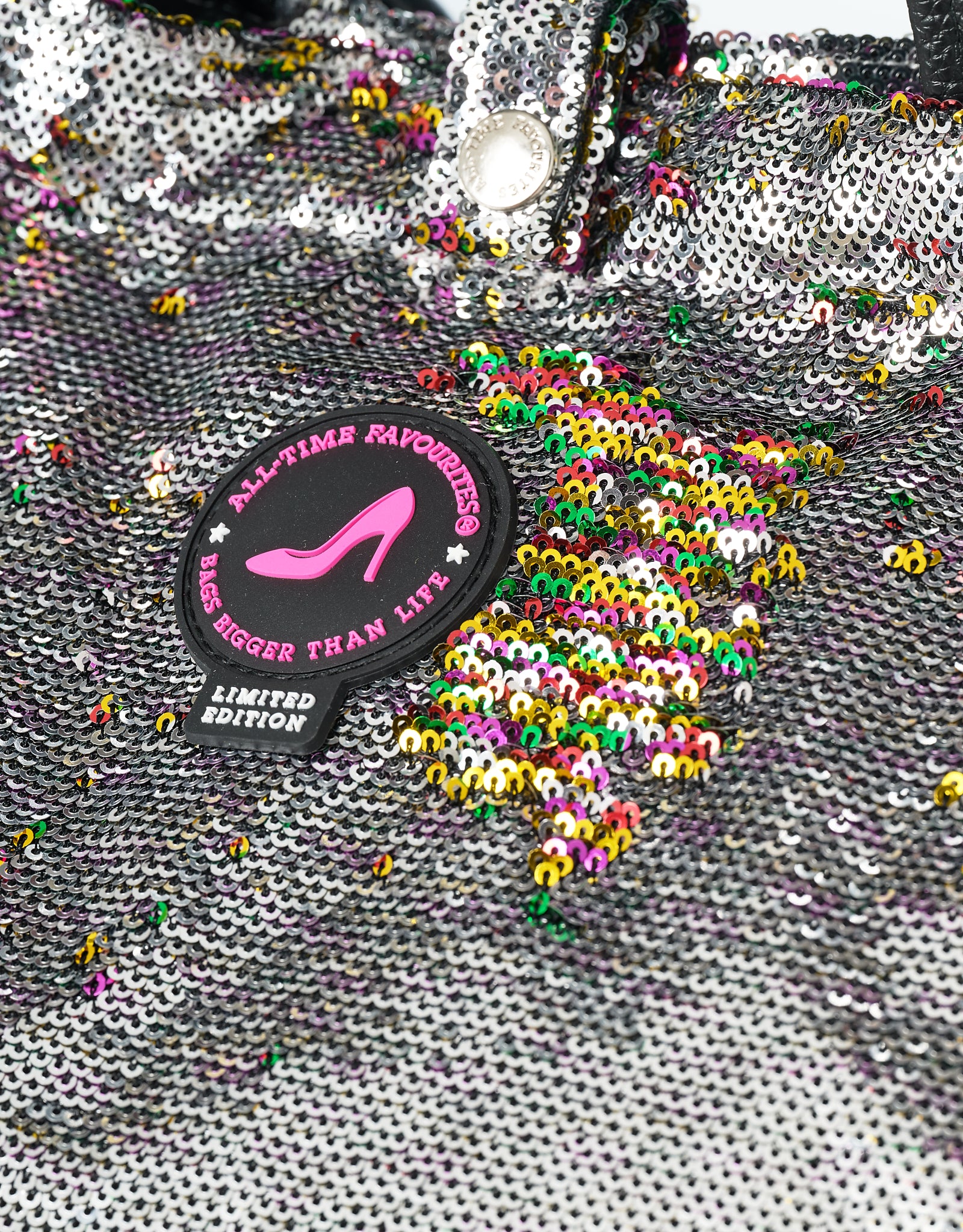 Zoom-in van grijze shopper met regenboog pailletten en logo van All-time Favourites