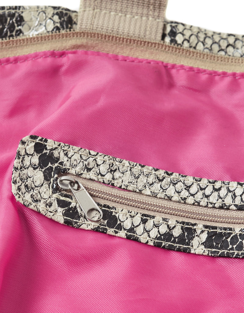 Roze, spatwaterbestendige grote draagtas met rand in pythonprint, uit de All-time Favourites-collectie, close-up.
