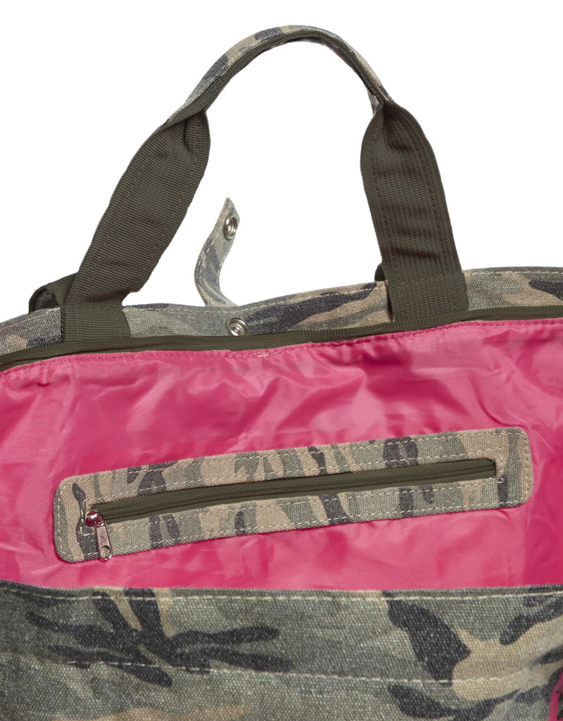 Grote camouflage-draagtas met olijfgroene hengsels en een roze vak met ritssluiting, van hoogwaardige stof, een stijlvol reisaccessoire.