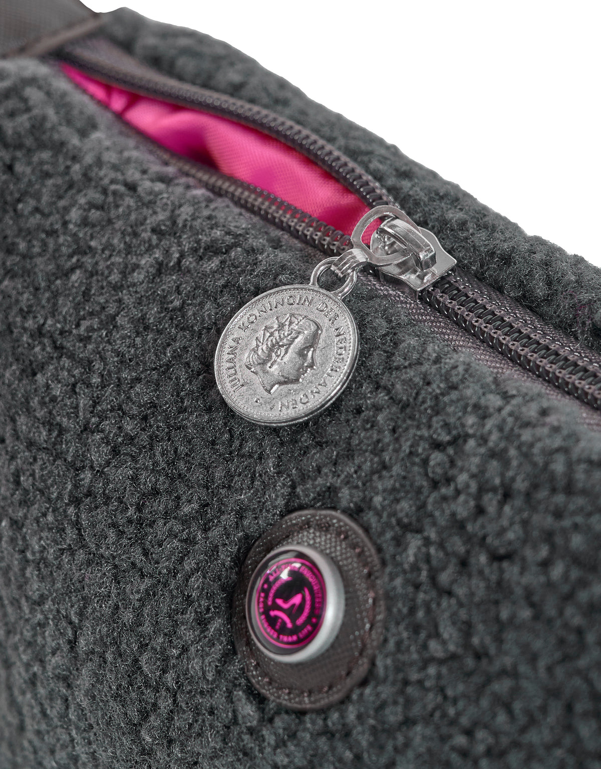 Grijze teddy-make-uptas met ritssluiting met muntvormig trekkertje en een met roze gevoerde opening, uit de All-time Favourites HAMBURG-collectie.
