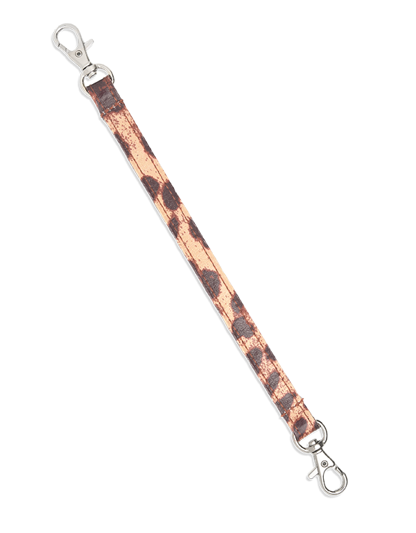 Bruine en zwarte riem met luipaardprint en zilveren gespen, te gebruiken als handvat voor een draagtas of als accessoire voor een polsbandje.