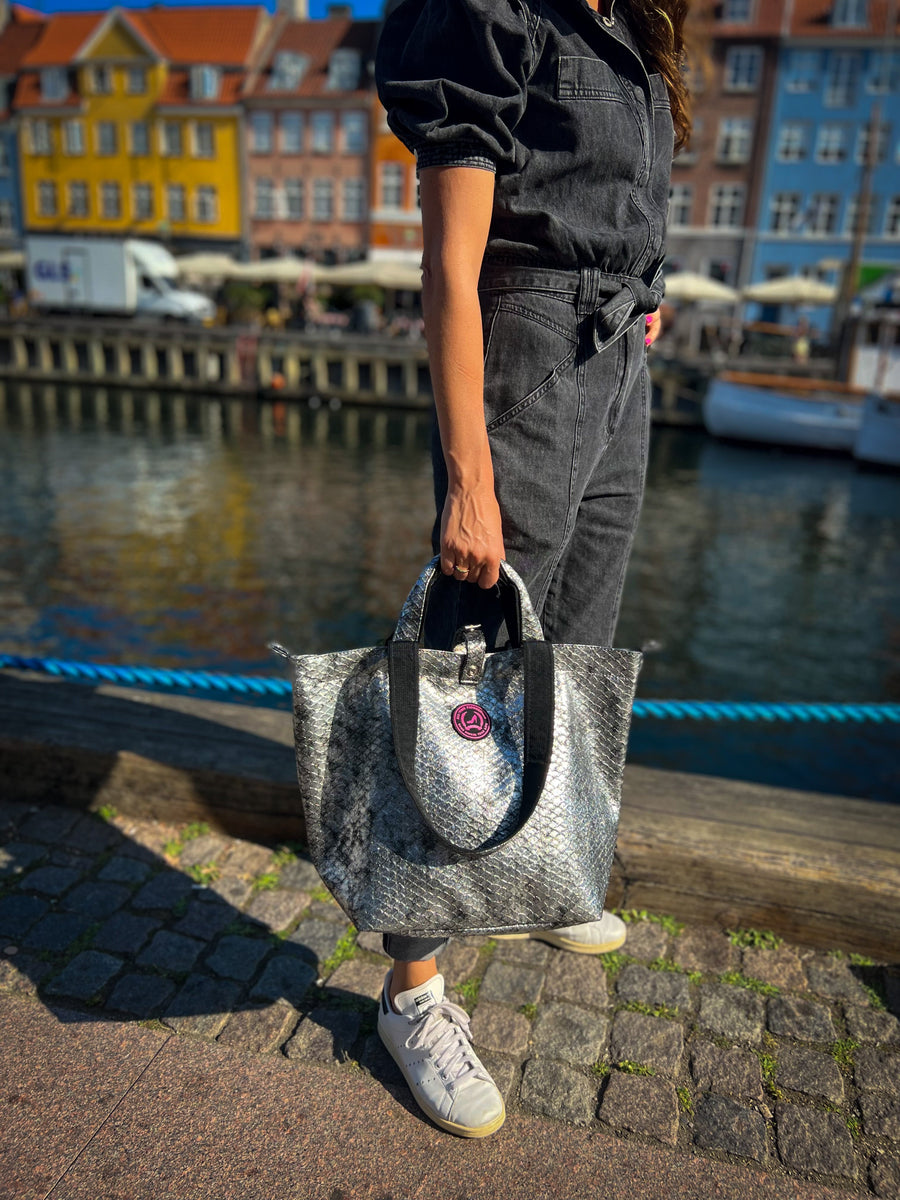 mini shopper Copenhagen metallic grijs zwart schubbenprint All-time Favourites